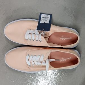 Universal thread sneakers